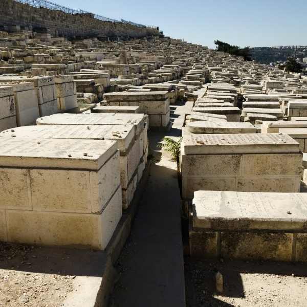 הליכה לשני קברות הרב יניב בוזגלו