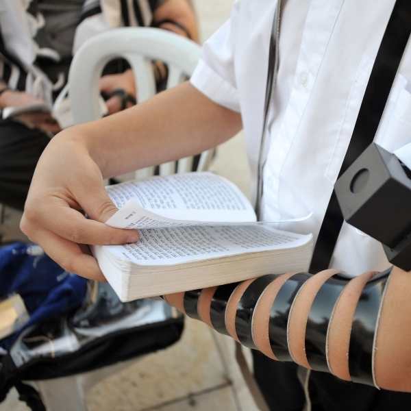 דילוגים בתפילת שחרית יניב בוזגלו
